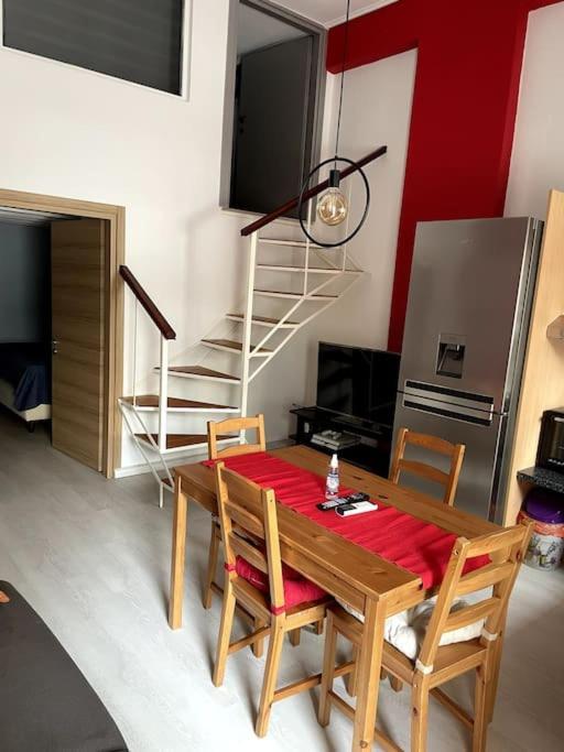 Comfy Apartment With Low Ceiling Attic 아테네 외부 사진