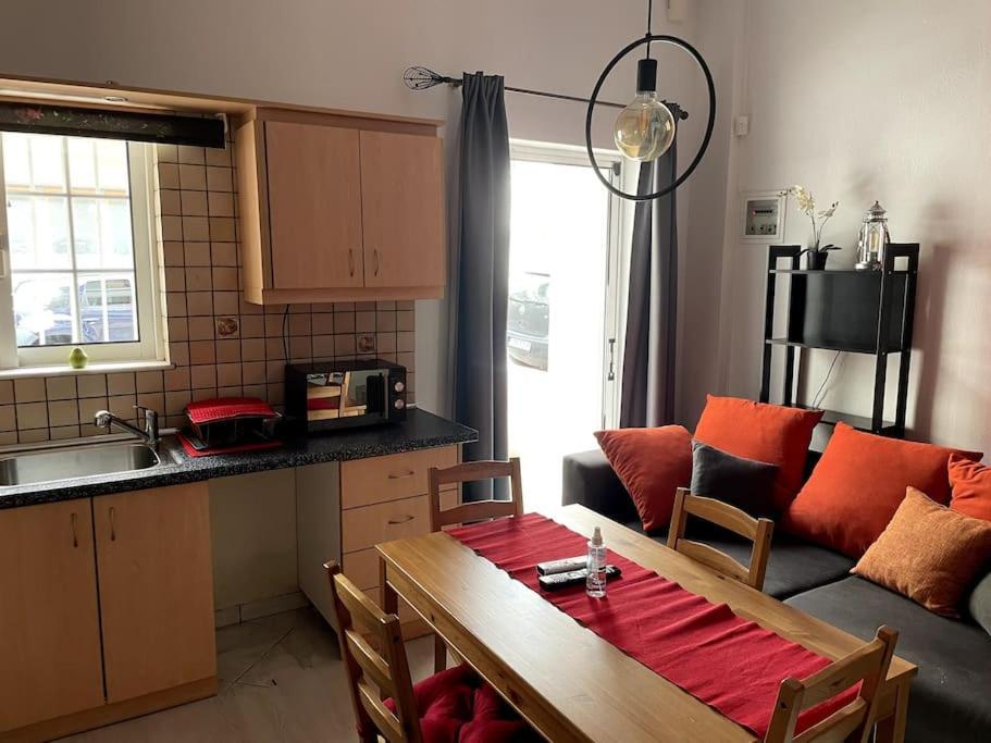Comfy Apartment With Low Ceiling Attic 아테네 외부 사진