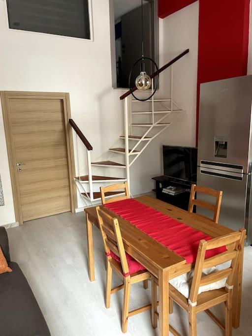 Comfy Apartment With Low Ceiling Attic 아테네 외부 사진