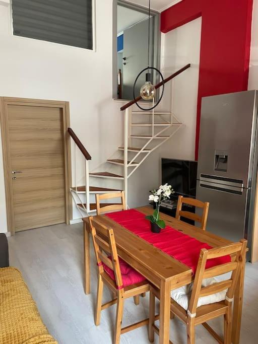 Comfy Apartment With Low Ceiling Attic 아테네 외부 사진